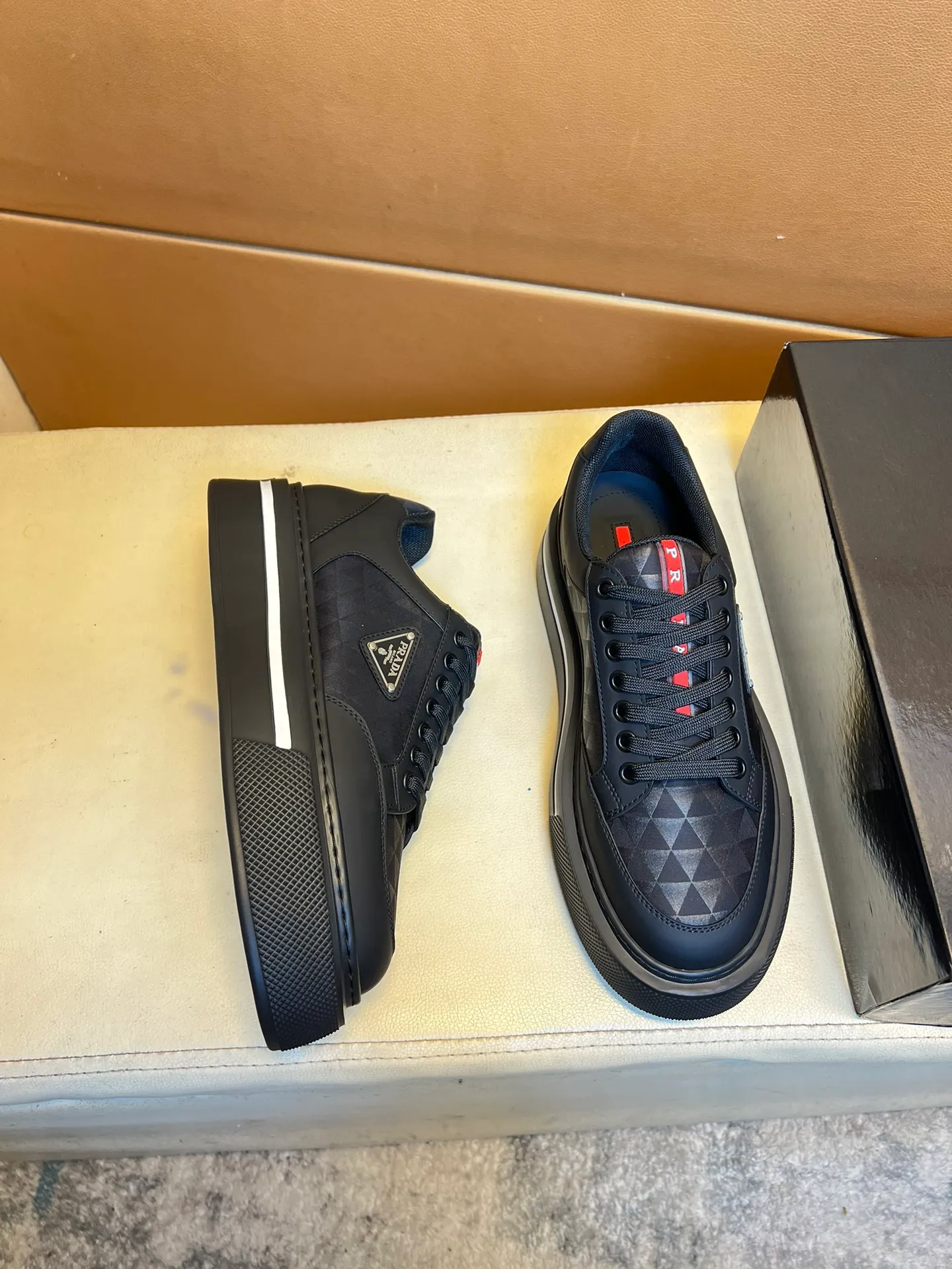pp560💰👑👑《PRADA》【Classic Original Version】Prada: Top 🔝 Purchasing Agent 🔍🔍Sold at the latest men’s counter simultaneously, imported high-quality original version from Italy 🇮🇹: 🔝Brand silk calfskin·Shoe height, brand logo·Brand high mercerized canvas cloth·Tongue screen printing Brand logo: Prominent (high-end, extravagance, class), exquisite workmanship (imported Italian 🇮🇹 water-based mesh lining, 🐂cowhide feet), soles: original soles specially provided by the original factory, double-layer movable molding: transparent air cushion bottom, environmentally friendly, wear-resistant, ultra-light, comfortable, 🌲🌲🌲, real-life photos 🎬The real ones are more beautiful Wide code number 38-44 (45 46 customized)
